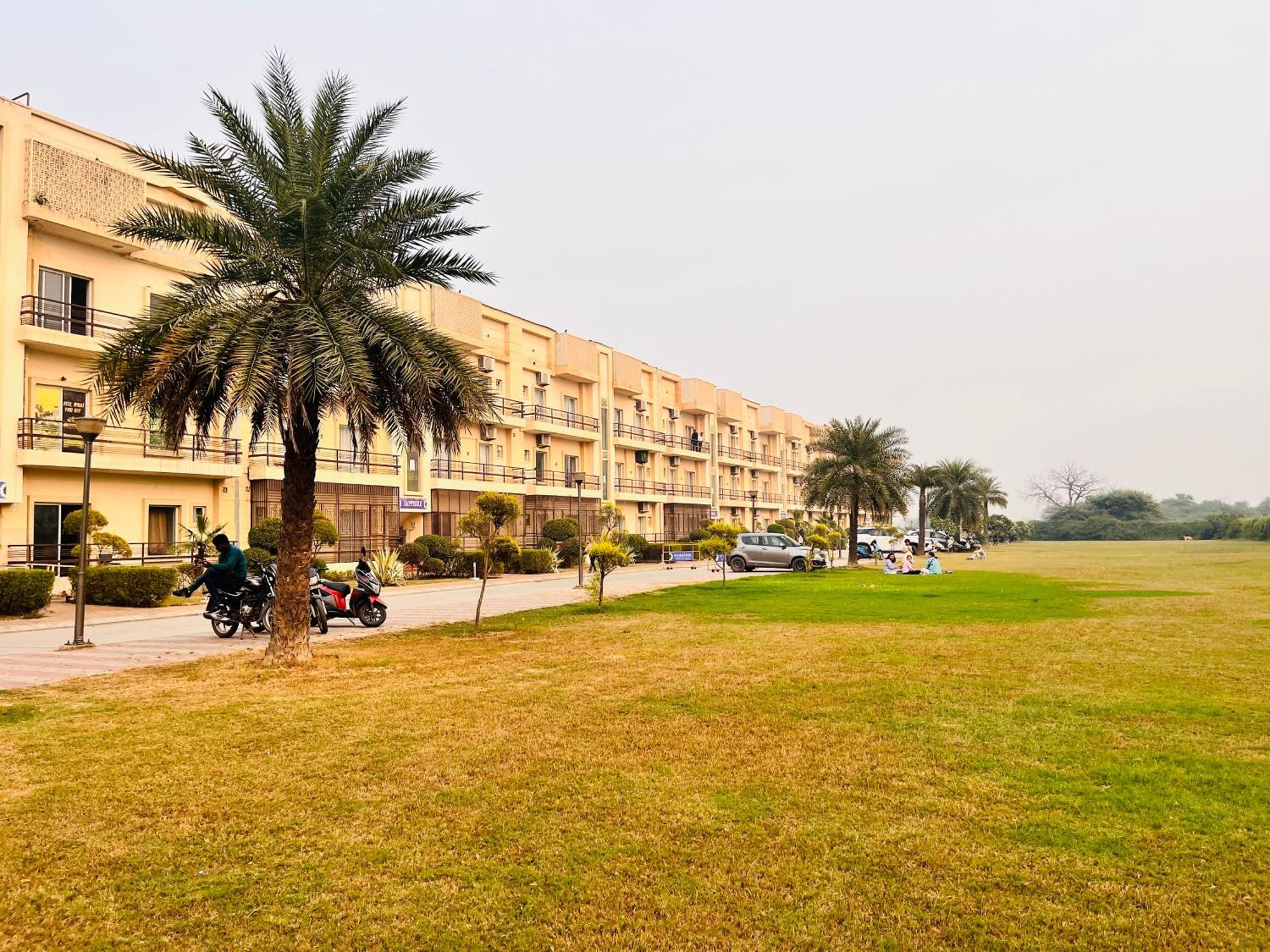 Pearl Grand Boutique Cottage In Omaxe Anandam Vrindavan - #Premium Ac Rooms With Balcony #Big Parking #Lift #Garden #Peaceful Area #Near Prem Mandir #Property Of The Year #Most Awarded Экстерьер фото