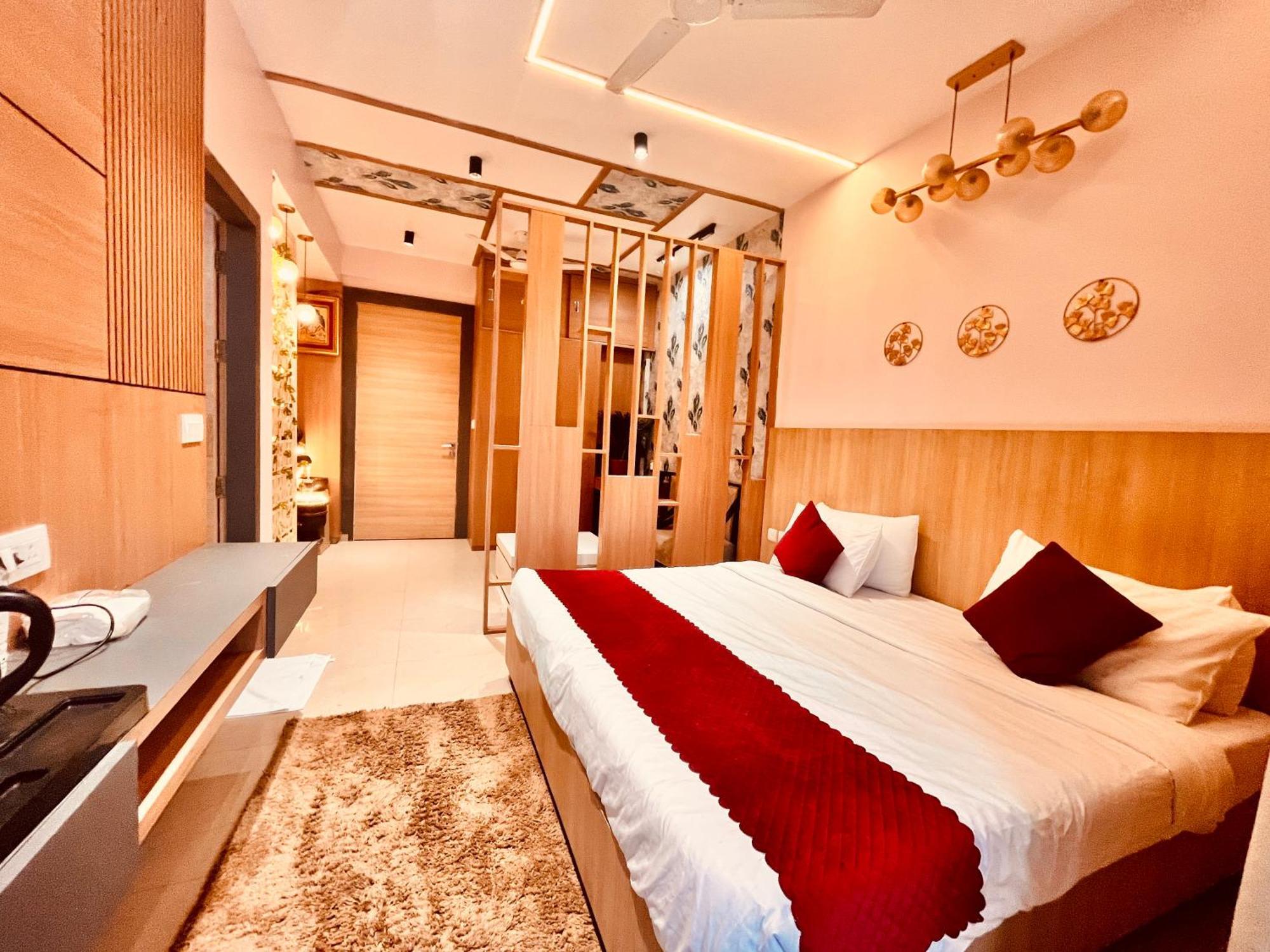 Pearl Grand Boutique Cottage In Omaxe Anandam Vrindavan - #Premium Ac Rooms With Balcony #Big Parking #Lift #Garden #Peaceful Area #Near Prem Mandir #Property Of The Year #Most Awarded Экстерьер фото