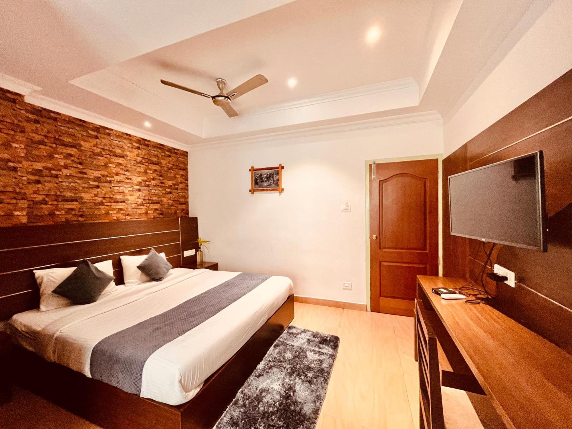 Pearl Grand Boutique Cottage In Omaxe Anandam Vrindavan - #Premium Ac Rooms With Balcony #Big Parking #Lift #Garden #Peaceful Area #Near Prem Mandir #Property Of The Year #Most Awarded Экстерьер фото
