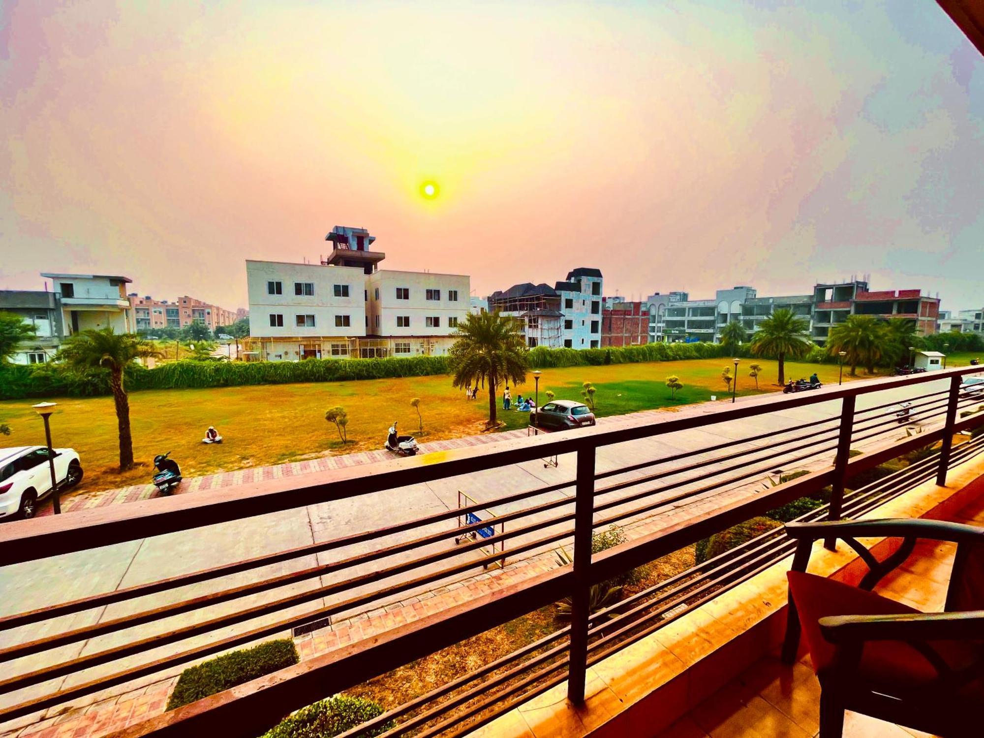 Pearl Grand Boutique Cottage In Omaxe Anandam Vrindavan - #Premium Ac Rooms With Balcony #Big Parking #Lift #Garden #Peaceful Area #Near Prem Mandir #Property Of The Year #Most Awarded Экстерьер фото