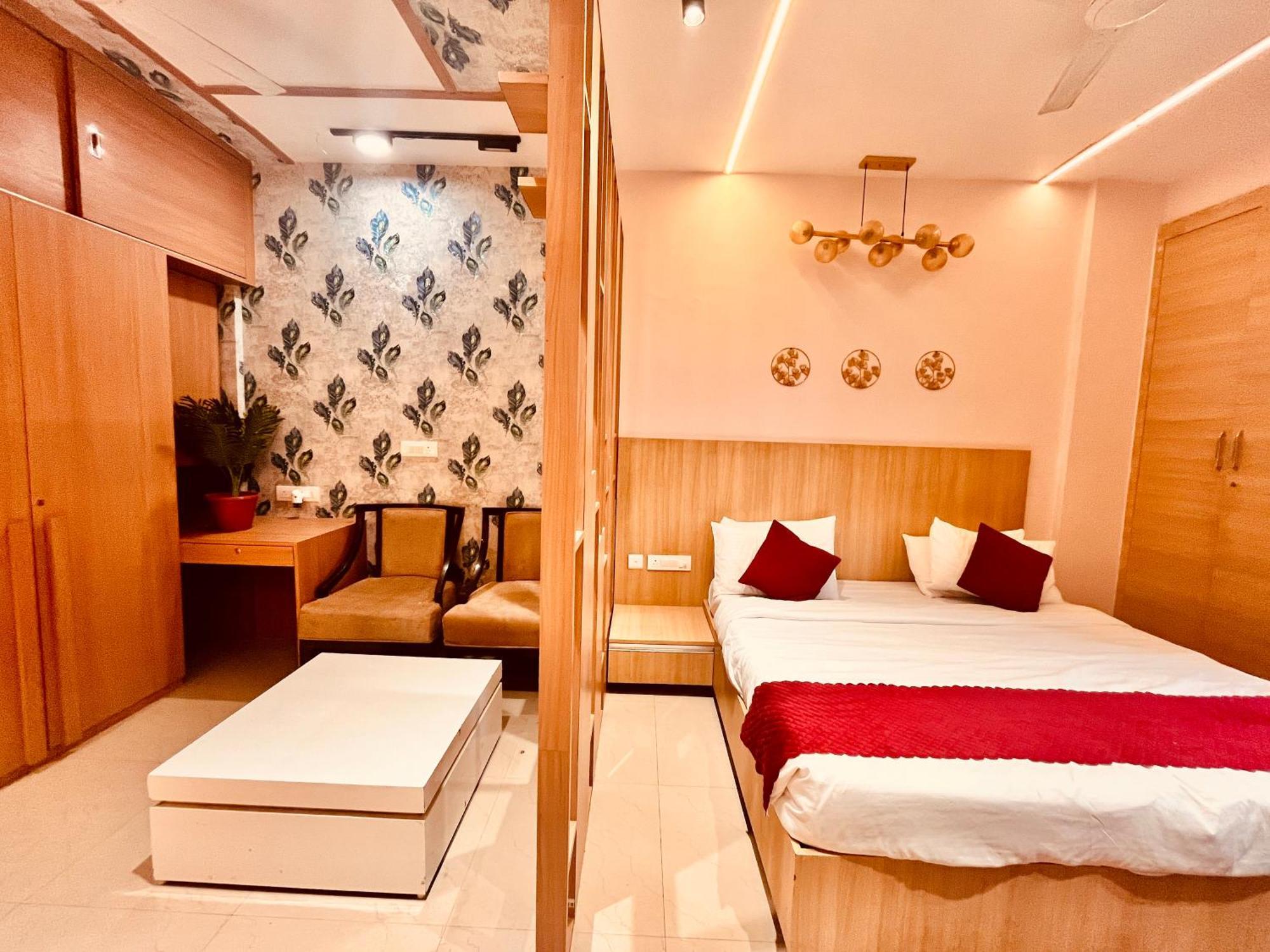Pearl Grand Boutique Cottage In Omaxe Anandam Vrindavan - #Premium Ac Rooms With Balcony #Big Parking #Lift #Garden #Peaceful Area #Near Prem Mandir #Property Of The Year #Most Awarded Экстерьер фото
