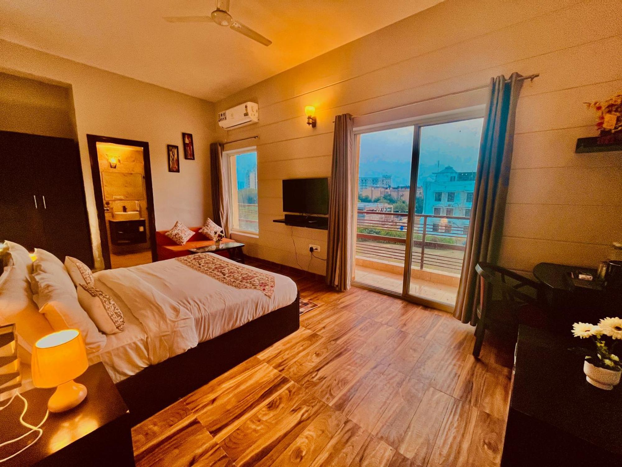 Pearl Grand Boutique Cottage In Omaxe Anandam Vrindavan - #Premium Ac Rooms With Balcony #Big Parking #Lift #Garden #Peaceful Area #Near Prem Mandir #Property Of The Year #Most Awarded Экстерьер фото