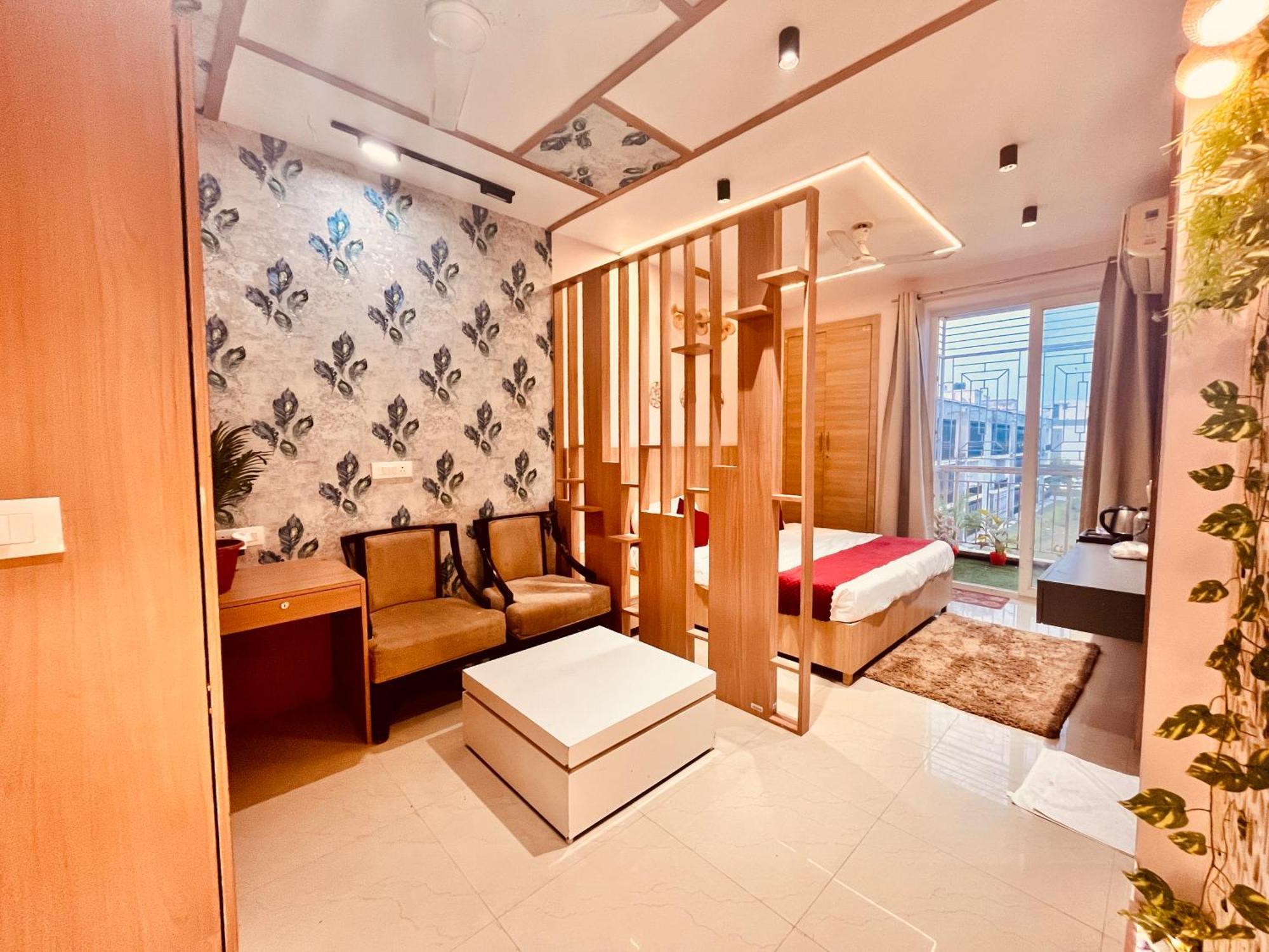 Pearl Grand Boutique Cottage In Omaxe Anandam Vrindavan - #Premium Ac Rooms With Balcony #Big Parking #Lift #Garden #Peaceful Area #Near Prem Mandir #Property Of The Year #Most Awarded Экстерьер фото
