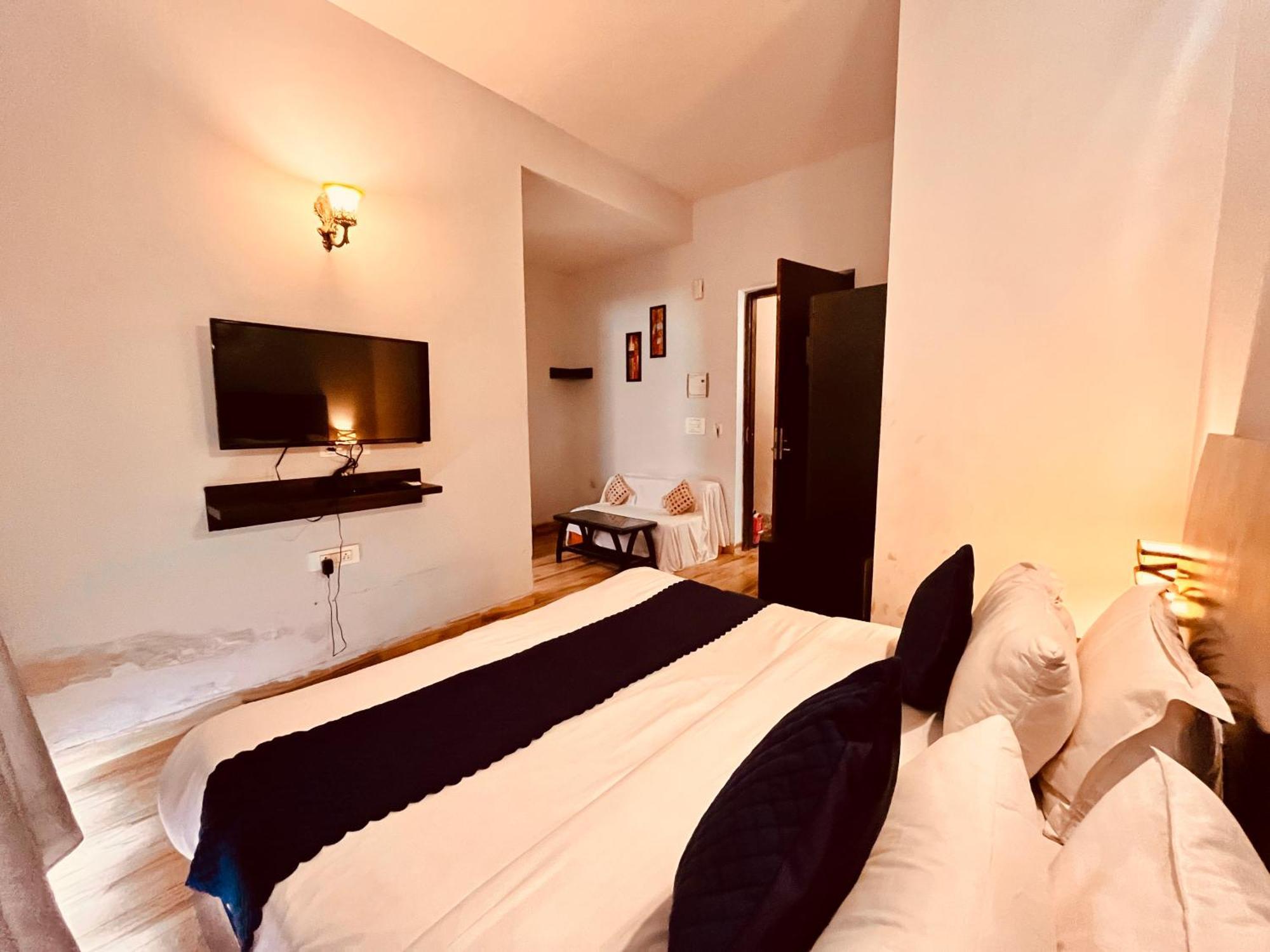 Pearl Grand Boutique Cottage In Omaxe Anandam Vrindavan - #Premium Ac Rooms With Balcony #Big Parking #Lift #Garden #Peaceful Area #Near Prem Mandir #Property Of The Year #Most Awarded Экстерьер фото