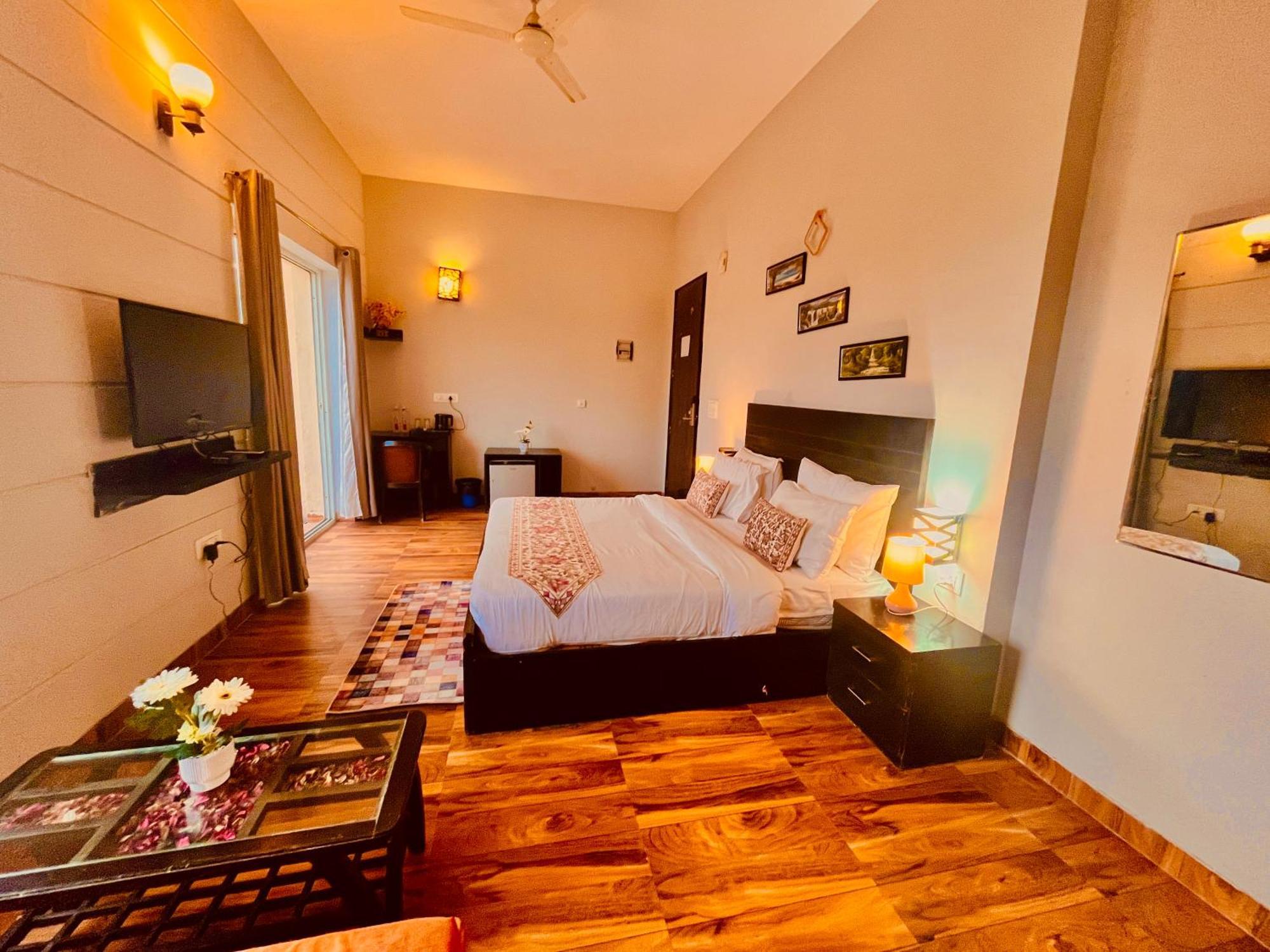 Pearl Grand Boutique Cottage In Omaxe Anandam Vrindavan - #Premium Ac Rooms With Balcony #Big Parking #Lift #Garden #Peaceful Area #Near Prem Mandir #Property Of The Year #Most Awarded Экстерьер фото